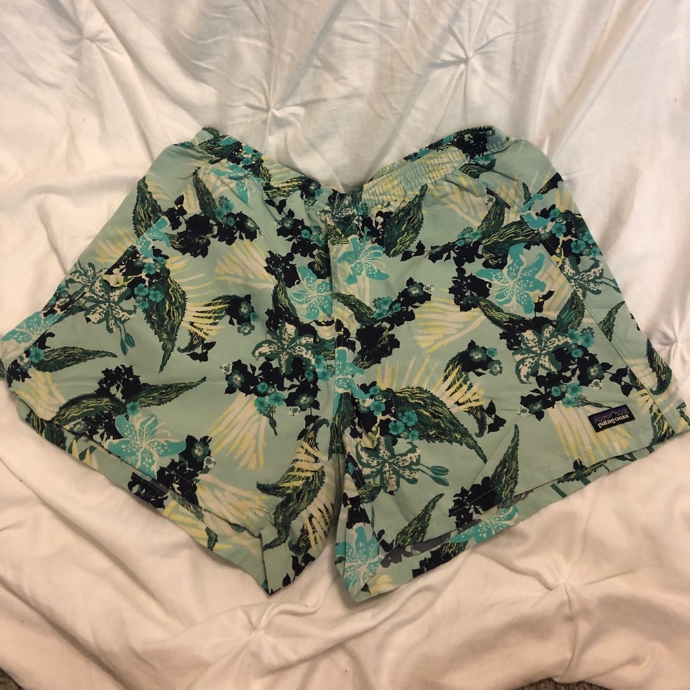 Cute women’s Patagonia baggies! 5”